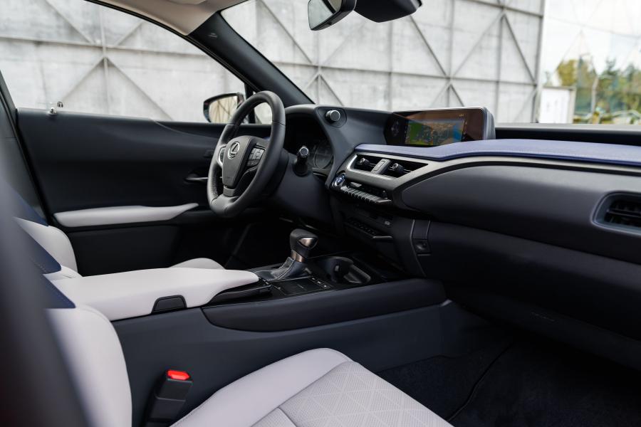 Интерьер  Lexus UX250h 2018 года  (NA) (фото 4 из 40)